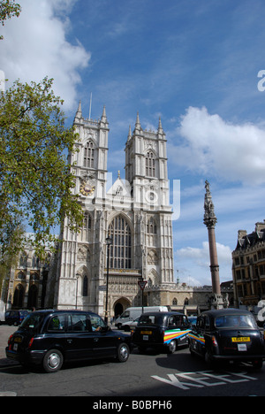 Nordwand des Westminster Abbey und vorbei an schwarzen Taxis London England Stockfoto