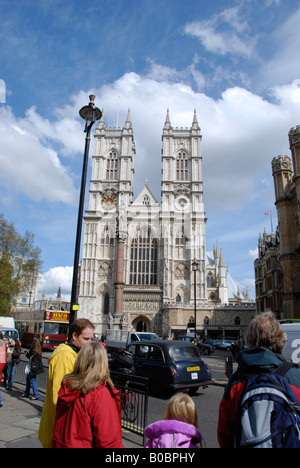 Nordwand des Westminster Abbey mit Touristen im Vordergrund London England Stockfoto