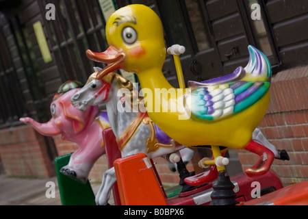 Kinderspielplatz mit Fahrt auf Tiere Stockfoto