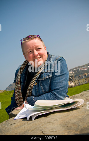 Lächelnd abgeschnitten behaarte Mitte im Alter Erwachsene Frau mit Brille auf der Stirn Stockfoto