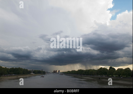 Riesige Wolke über den Fluss Themse Stockfoto