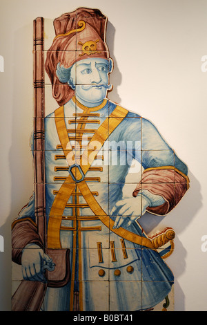 Lissabon Portugal 18. C Fliesen-Panel zeigt ein Soldat Pförtner in der Museu Nacional Azulejo National Museum von Fliesen Stockfoto