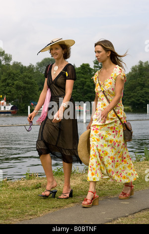 Zwei Damen im Sommer Saison Mode zu Fuß entlang der Themse in Henley Royal Regatta. Stockfoto