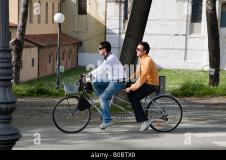 zwei Männer mit Tandem-Fahrrad auf der Stadtmauer von Lucca Italien Stockfoto