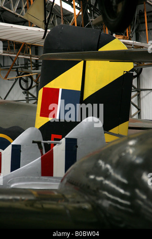 RAF-RONDELLE UND MARKIERUNGEN AUF FLUGZEUGE ZOGEN Stockfoto