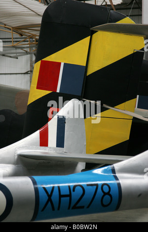 RAF-RONDELLE UND MARKIERUNGEN AUF FLUGZEUGE ZOGEN Stockfoto