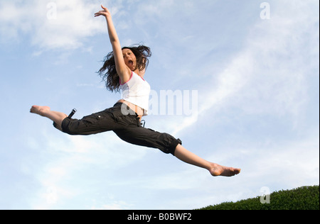 Ein junges Mädchen auf einem Trampolin springen Stockfoto