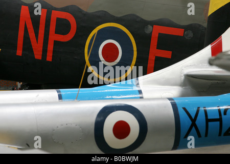 RAF-RONDELLE UND MARKIERUNGEN AUF FLUGZEUGE ZOGEN Stockfoto