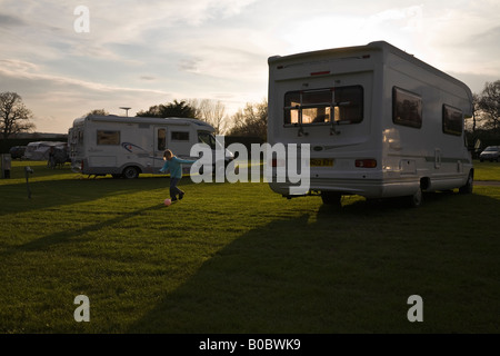 Wohnmobile auf dem Camping und Caravaning Club Campingplatz, Kessingland, Suffolk, England Stockfoto