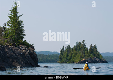 Ein Kajakfahrer Meer am Lake Superior im Isle Royale National Park Stockfoto