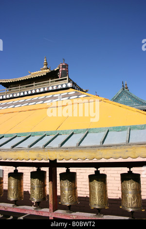 Gebetsmühle und Tempel Dächer im Gandan Kloster, Ulaanbaatar, Mongolei Stockfoto