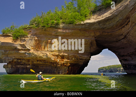 Meer Kajakfahrer am Lake Superior in dargestellter Felsen-Staatsangehöriger Lakeshore in der Nähe von Munising Michigan Upper Peninsula Stockfoto