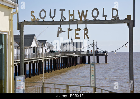 Der Eingang zum Southwold Pier, Southwold, Suffolk, England Stockfoto