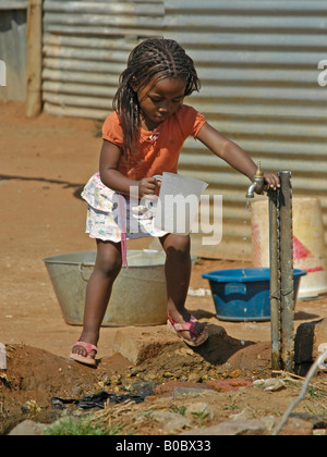 Mädchen, klopfen Wasser in Bonnievale, Südafrika Stockfoto