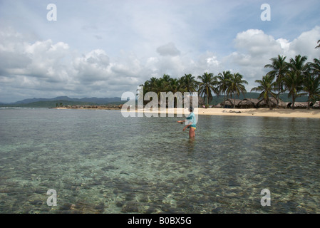 Eine Frau Fliegenfischen vor Cabanas auf einer abgelegenen Insel in der San Blas Inseln panama Stockfoto