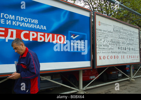 Mann zu Fuß vorbei an Wahlen und Kosovo ist Serbien Plakate in Belgrad im Mai 2008 Stockfoto