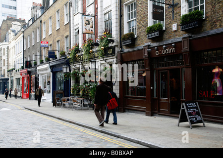 Parade der Geschäfte und die zwei Brauereien Pub auf Monmouth Street, Seven Dials, London Stockfoto