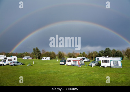 Regenbogen über dem Camping und Caravaning Club Campingplatz, Kessingland, Suffolk, England Stockfoto