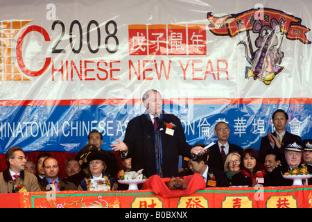 Ex-Bürgermeister von London Ken Livingstone und Würdenträger befasst sich das Publikum bei der Eröffnungsfeier des chinesischen neuen Jahres. Stockfoto