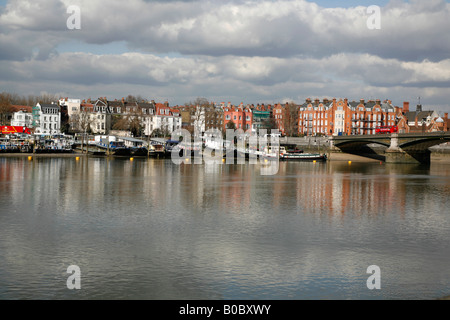 Blick über den Fluss Themse für Boote vertäut neben Cheyne Walk in Chelsea, London Stockfoto