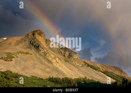 Doppelter Regenbogen über Mt Dana im Yosemite-Nationalpark, Kalifornien Stockfoto