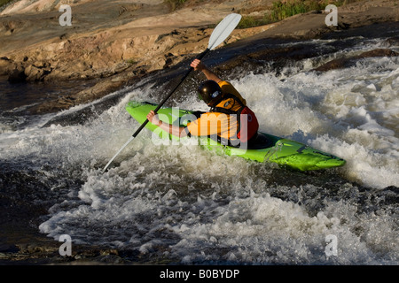 Ein Wildwasser-Kajakfahrer senkt sich einen Wasserfall über Dead River in der Nähe von Marquette, Michigan Stockfoto