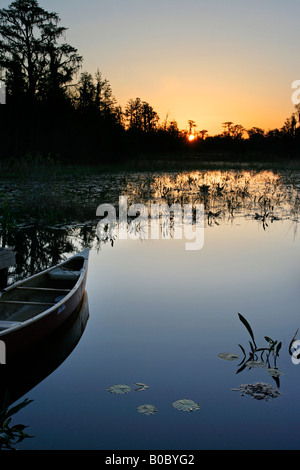 Kanu im Sonnenaufgang Camp im National Wildlife Refuge Okefenokee Sumpf Stockfoto