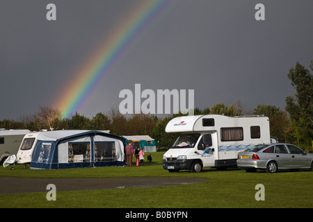 Regenbogen über dem Camping und Caravaning Club Campingplatz, Kessingland, Suffolk, England Stockfoto