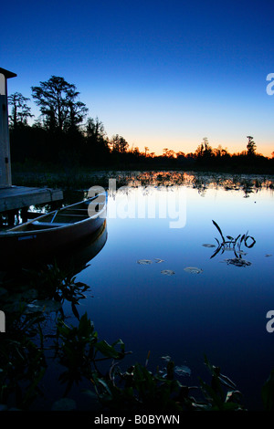 Kanu im Sonnenaufgang Camp im National Wildlife Refuge Okefenokee Sumpf Stockfoto