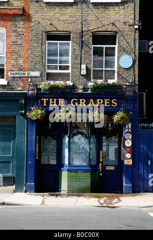 Die Trauben-Kneipe auf der schmalen Straße, Limehouse, London Stockfoto