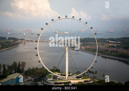 Singapore Flyer das größte Riesenrad Welten gegen dramatische Skyline von Singapur zeigen neue Singapur Sperrfeuer sowie Stockfoto