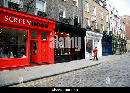 Parade der Geschäfte und die zwei Brauereien Pub auf Monmouth Street, Seven Dials, London Stockfoto
