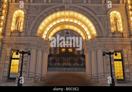 Der Eingang in die British Columbia Parlamentsgebäude beleuchtet bei Nacht Victoria, British Columbia, Kanada. Stockfoto