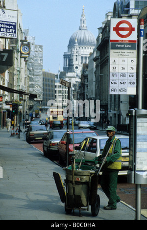 St. Pauls Cathedral von Fleet Street, London, England Stockfoto