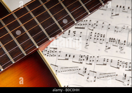 Akustische Gitarre Verlegung über Noten Stockfoto