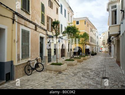 Eine gepflasterte Straße mit seinen Pastell farbigen Häusern in der Antike und historische, ehemalige Hauptstadt von Menorca, Balearen Stockfoto
