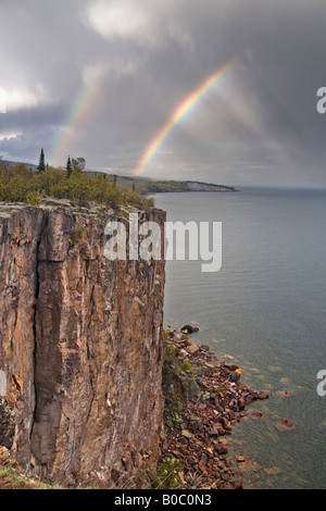 Ein Regenbogen erscheint während eines Gewitters an Palisade Kopf und Schaufel Punkt im Tettegouche State Park auf Minnesota North Shore Stockfoto