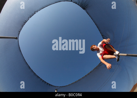 Springen auf dem Trampolin Stockfoto