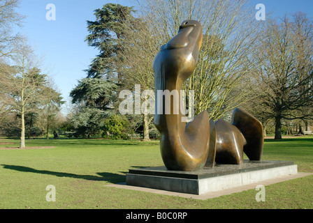 Henry Moore Skulpturen, zwei Stück Reclining Figure: Schneiden Sie, auf dem Display in Kew Gardens Stockfoto