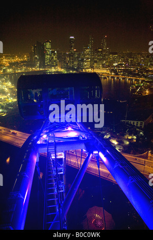 Singapore Flyer-pods das größte Riesenrad Welten genommen in der Abenddämmerung eine dramatische blaue Farbe gegen Singapur Skyline Wolkenkratzer Stockfoto