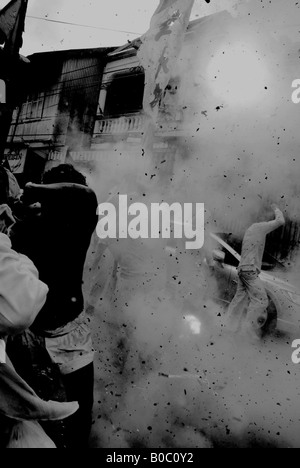 Warzone Phuket Vegetrarian Stil, explodierenden Feuerwerkskörper in alle Richtungen Stockfoto