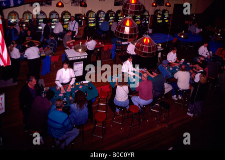Glücksspiel in Diamond Tooth Gertie Gambling Hall, Dawson City, Yukon Territorium, Kanada - Spieler beim Blackjack-Tische Stockfoto