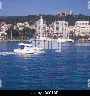 Bootsmesse gebunden Starfisher Motorboot mit Schloss Belver und Paseo Maritimo in den Hintergrund in Richtung Palma International Stockfoto