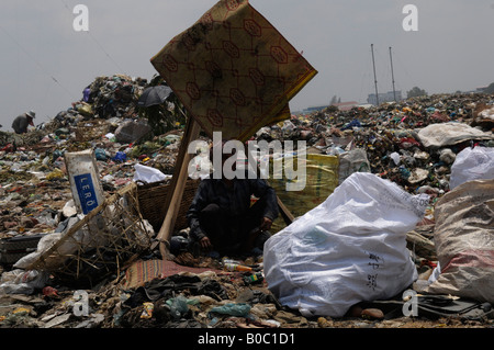 Leben in der Hölle auf Erden... der Mülldeponie (stung Meanchey) Stockfoto