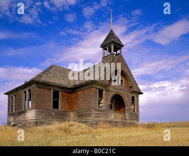 Verwitterte rote Schulhaus im Feld in der Nähe von Govan Lincoln County WA Stockfoto