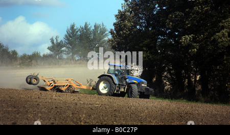 Ein Traktor ins Rollen Felder in Clare Suffolk UK Stockfoto