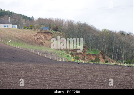 Großen Erdrutsch im April 2008 am Ostufer des River Spey in Ordiquish in der Nähe von Fochabers in Moray, Schottland, Vereinigtes Königreich Stockfoto