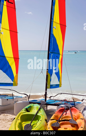West Indies, Karibik, kleine Antillen, Inseln über dem Winde, Antigua und Barbuda, bunte Segelboote am Strand von Jolly Stockfoto