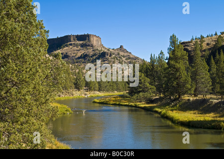 Fliegen Sie Fischer auf dem unteren Crooked River mit Chimney Rock in die Ferne-Zentral-Oregon Stockfoto