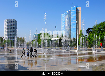 Trick Brunnen auf der Place des Nations in Genf ITU zentrale Links WIPO UPOV Gebäude auf der rechten Genf Schweiz Stockfoto